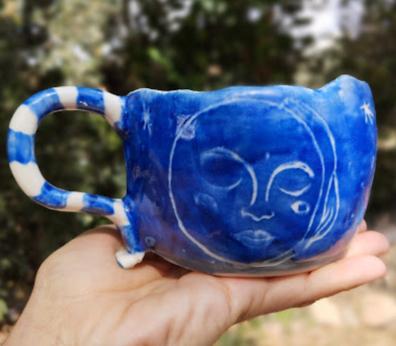 Taza de cerámica realizada a mano por una alumna durante un taller de Agalma Ceramics en Monachil, Granada.