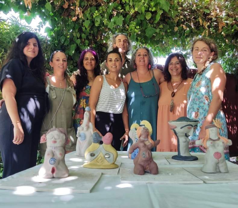 Participantes mostrando sus piezas de cerámica al finalizar el taller Objeto de Poder de Agalma Ceramics en Monachil, Granada.<br />
