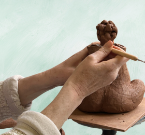 Paula Molina modelando una escultura de cerámica a mano durante un curso de iniciación a la escultura en Monachil, Granada.