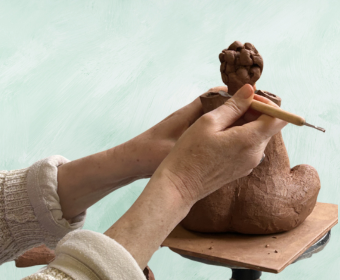 Paula Molina modelando una escultura de cerámica a mano durante un curso de iniciación a la escultura en Monachil, Granada.