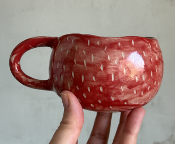 Taza de cerámica artesanal modelada y decorada a mano durante el taller Haz tu taza de Agalma Ceramics en Monachil, Granada.<br />
