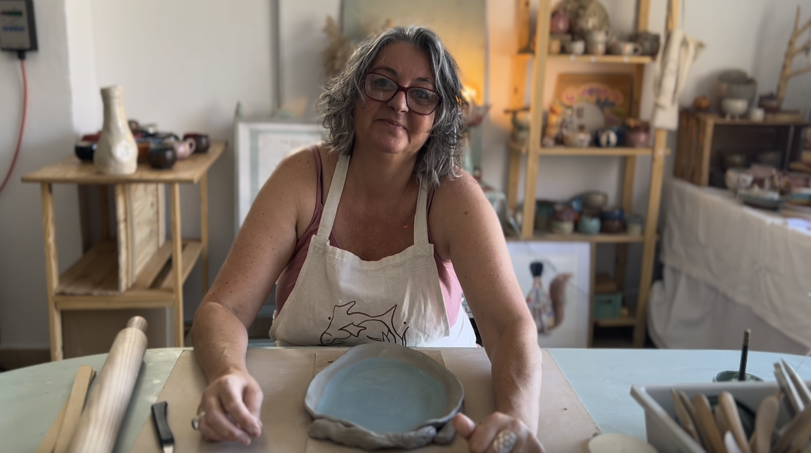 Paula Molina modelando un plato de cerámica a mano en su estudio Agalma Ceramics, en Monachil, Granada.