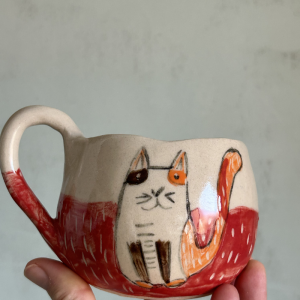 Taza artesanal de cerámica con ilustración de gato pintado a mano