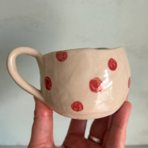 Taza artesanal "Pequeña Fiesta de Lunares Rojos"
