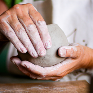 Manos modelando barro en Agalma Ceramics