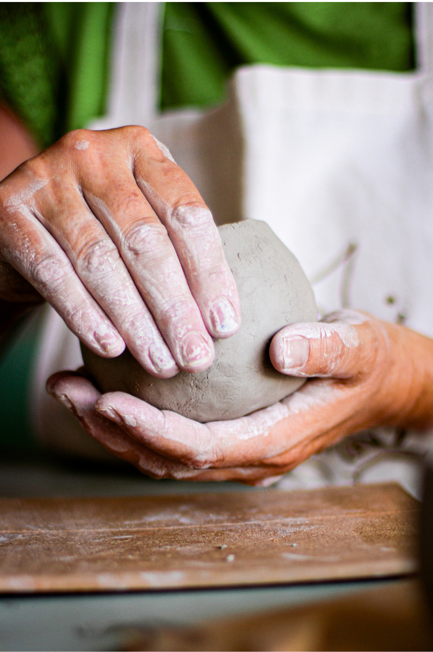 Manos modelando barro en Agalma Ceramics