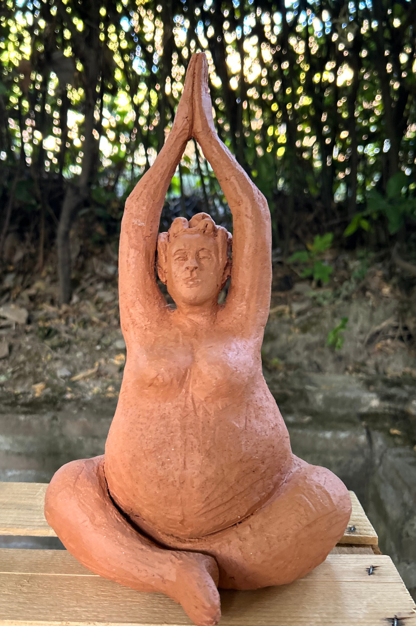 Escultura femenina artesanal de barro