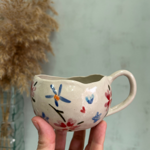 Tacita artesanal de gres decorada con flores pintadas a mano de la colección Flores para el Alma de Agalma Ceramics. hecha a mano en Granada