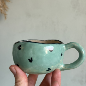 Taza de cerámica artesanal verde agua decorada a mano con pequeños corazones