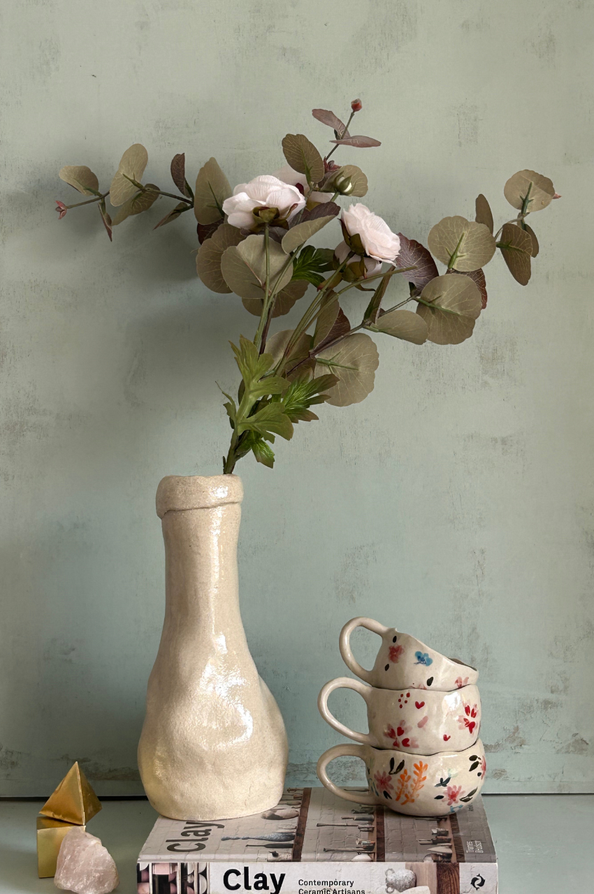Piezas cerámicas artesanales hechas a mano por Paula Molina en gres y porcelana