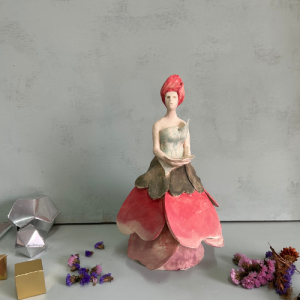 Escultura artesanal Diosa de las Flores realizada en gres de alta temperatura y decorada con engobes por Agalma Ceramics.