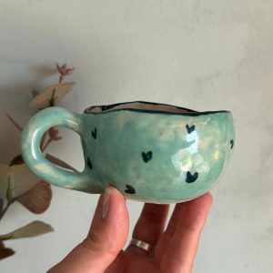 Taza pequeña verde agua de cerámica artesanal con corazones verde petróleo