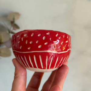 Tazón de cerámica artesanal rojo con decoración esgrafiada