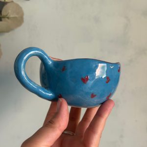 taza turquesa con corazones rojos hecha por agalma ceramics