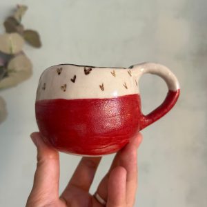 taza roja y marrón con corazones hecha por agalma ceramics