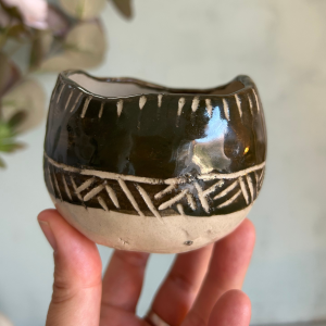 Tazón mediano verde hierba de cerámica artesanal decorado con esgrafiado