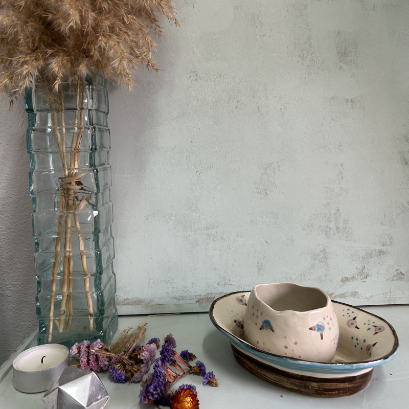 Tazón alto beige con flores azules, rosas y hojas marrones y lunares rosas - Imagen 2