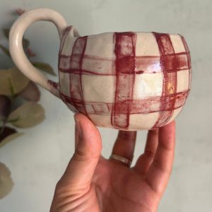 taza grande de gres morado hecha por Agalma Ceramics