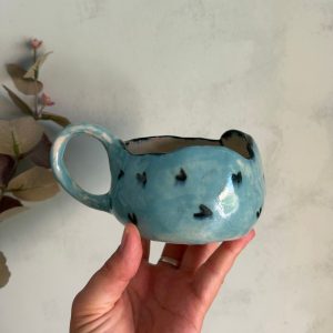 Taza grande verde agua artesanal con corazones verde oscuro