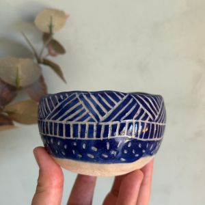 Tazón azul cobalto de cerámica hecho a mano con esgrafiado