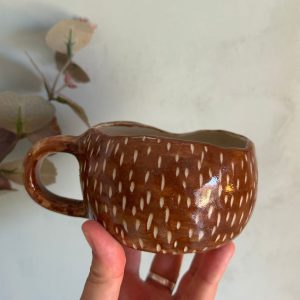 Taza mediana marrón de cerámica artesanal decorada con esgrafiado