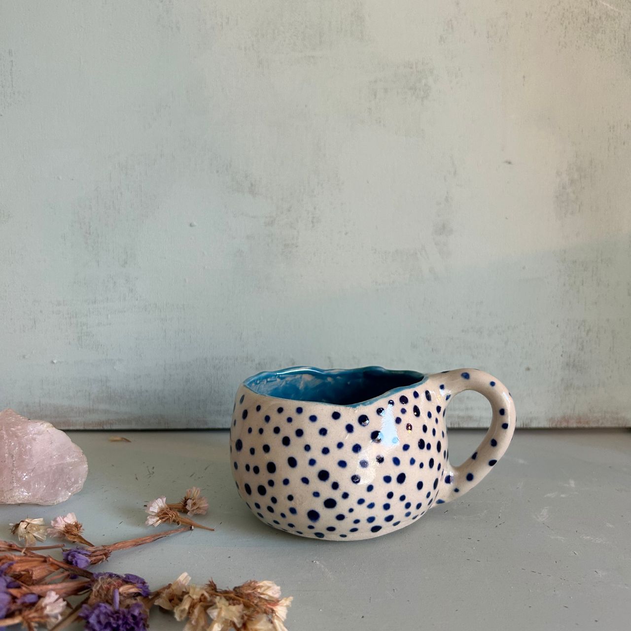 Taza Mediana Blanca con Lunares Azul Oscuro - Imagen 4