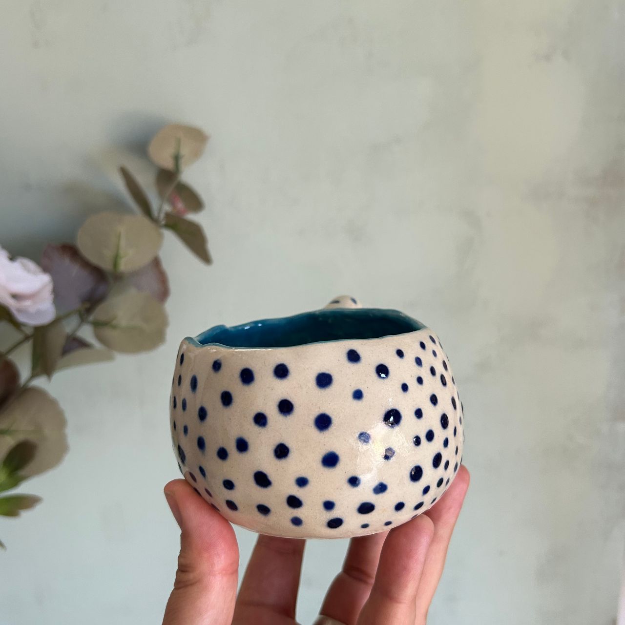 Taza Mediana Blanca con Lunares Azul Oscuro - Imagen 2