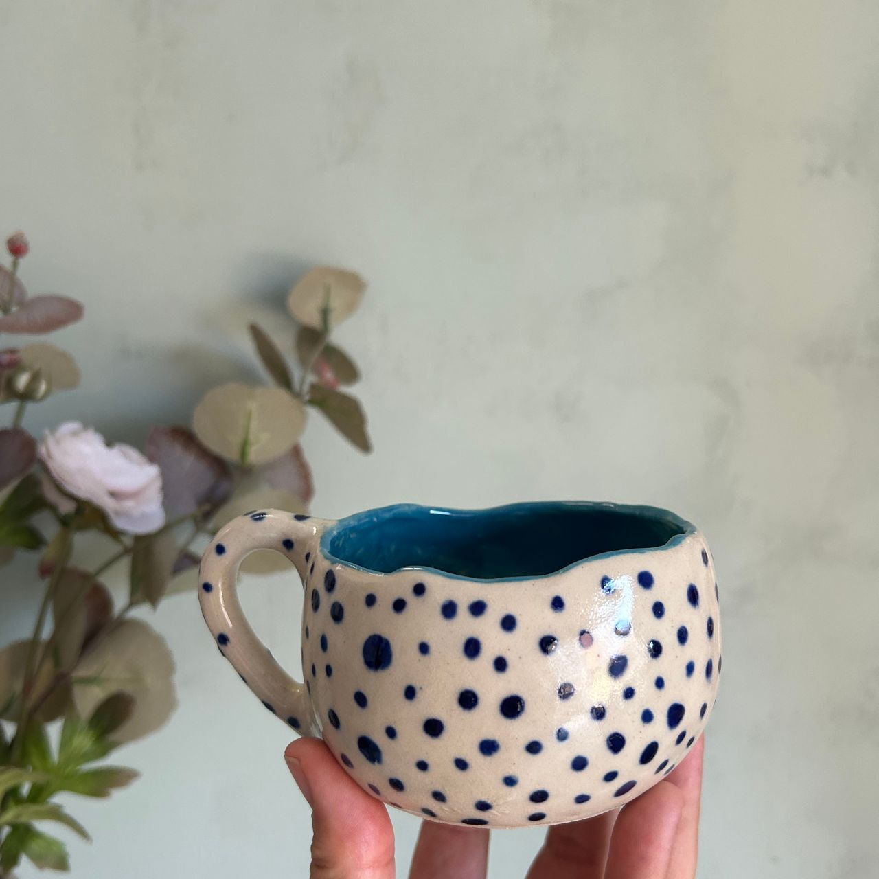 Taza Mediana Blanca con Lunares Azul Oscuro - Imagen 3