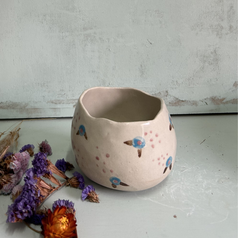 Tazón alto beige con flores azules, rosas y hojas marrones y lunares rosas - Imagen 3