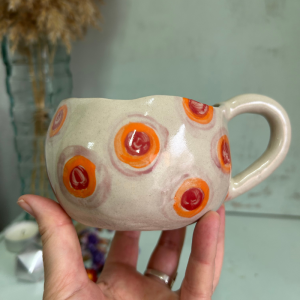taza grande de gres con lunares rojos naranjas y rosas hecha por agalma ceramics