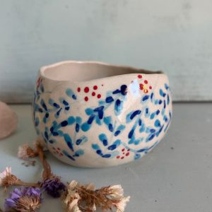 Tazón grande beige de cerámica artesanal con ramas azul claro y frutos rojos