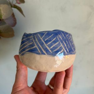 Tazón mediano azul claro de cerámica artesanal con esgrafiado