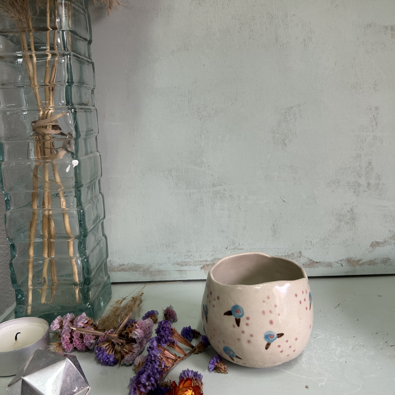 Tazón alto beige con flores azules, rosas y hojas marrones y lunares rosas - Imagen 5