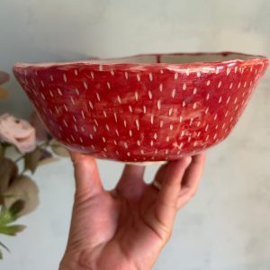 Ensaladera roja de cerámica artesanal decorada a mano con esgrafiado