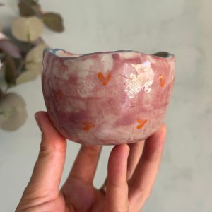 tazón rosa palo con corazones naranjas hecha por agalma ceramics