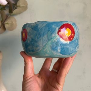 tazón turquesa con flores rojas hecho por agalma ceramics