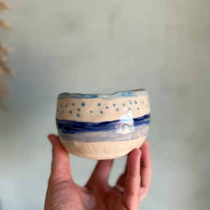 Tazón beige de cerámica artesanal con rayas azules y frase Yo soy creatividad