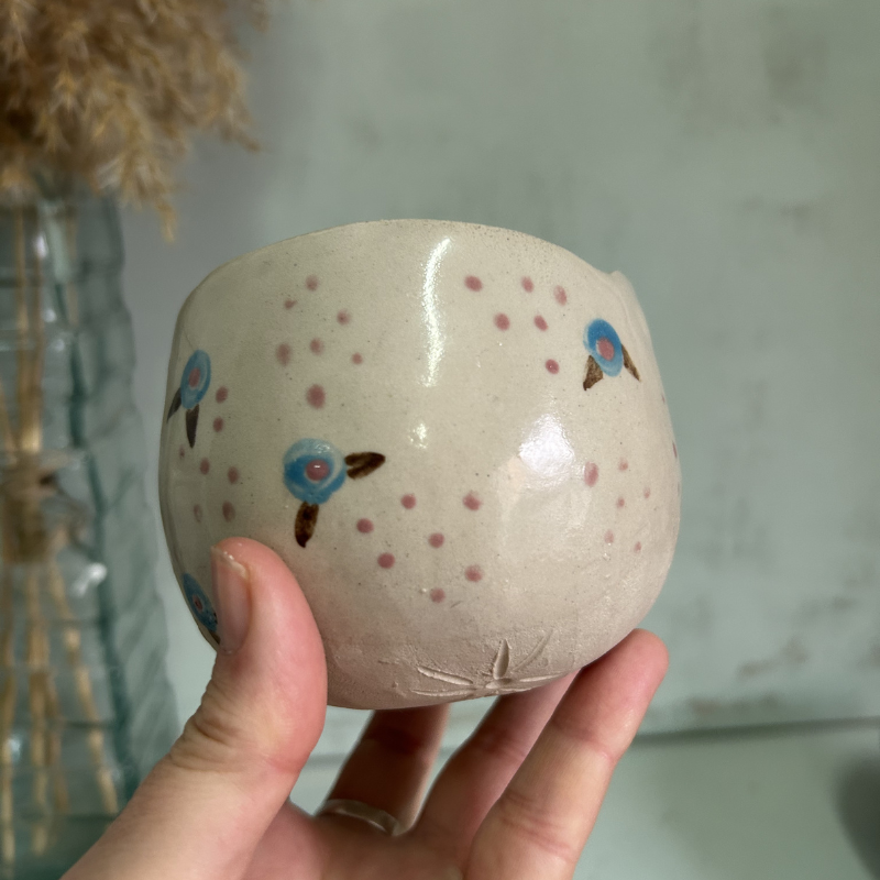 Tazón alto beige con flores azules, rosas y hojas marrones y lunares rosas - Imagen 6