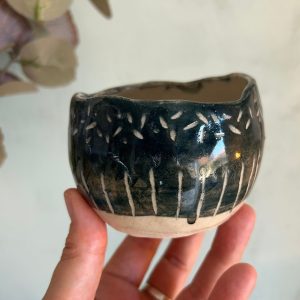 Tazón artesanal verde petróleo con decoración esgrafiada