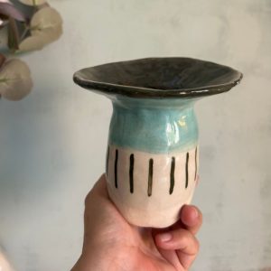 Jarrón verde artesanal pintado a mano de forma alargada