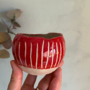 Tazón mediano de cerámica roja decorado a mano con esgrafiado