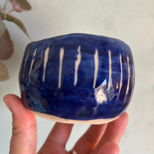 Tazón mediano de cerámica azul cobalto decorado con esgrafiado
