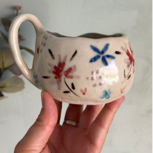 Taza grande artesanal decorada con flores de colores