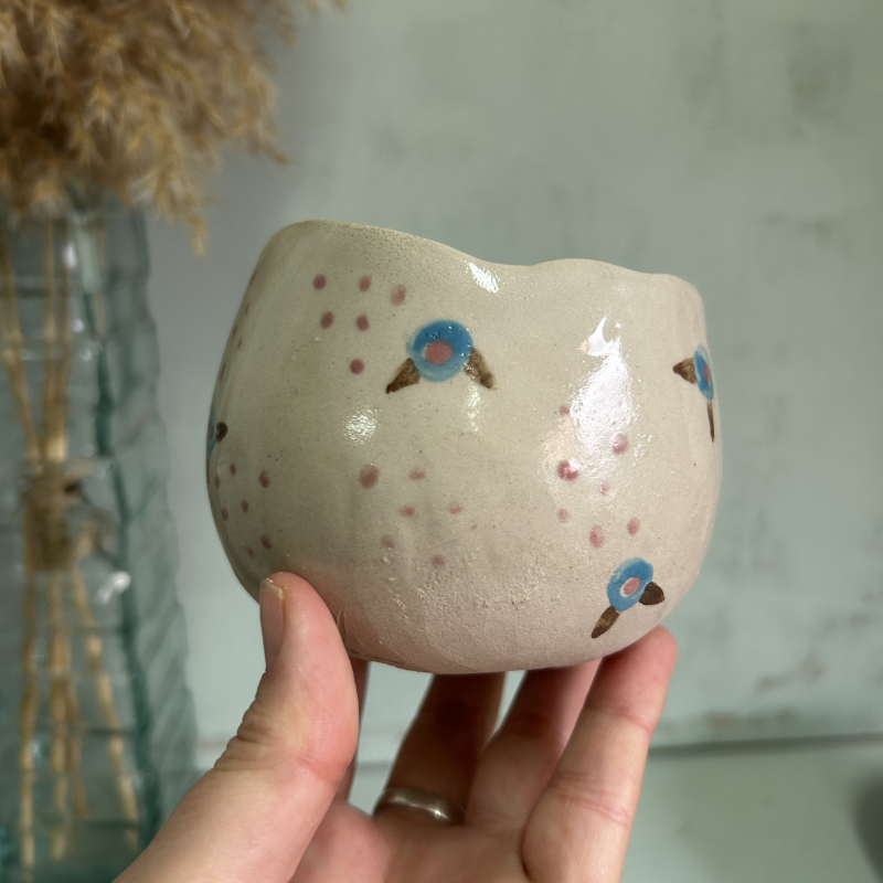 Tazón alto beige con flores azules, rosas y hojas marrones y lunares rosas - Imagen 7