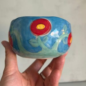 tazón turquesa con flores rojas hecho por agalma ceramics