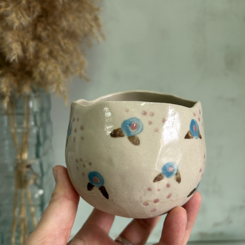 Tazón alto beige con flores azules, rosas y hojas marrones y lunares rosas - Imagen 8