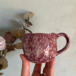 Taza mediana morada de cerámica artesanal decorada con esgrafiado