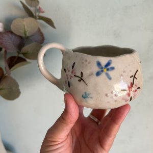 Taza grande floral artesanal de colores