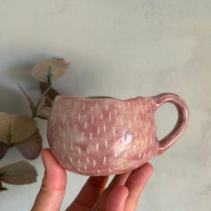 Taza mediana de cerámica rosa palo decorada a mano con esgrafiado