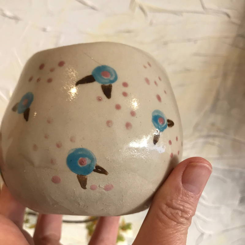 Tazón alto beige con flores azules, rosas y hojas marrones y lunares rosas - Imagen 9